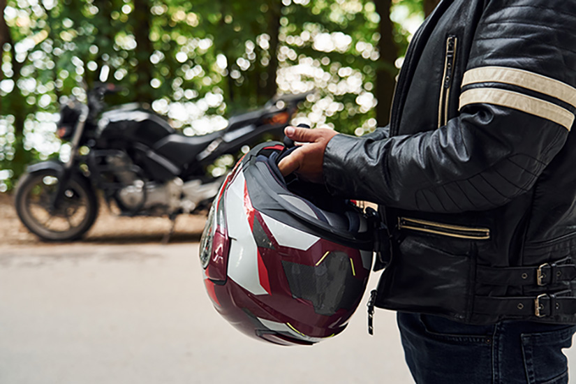 ヘルメットを持った男性とバイクの写真