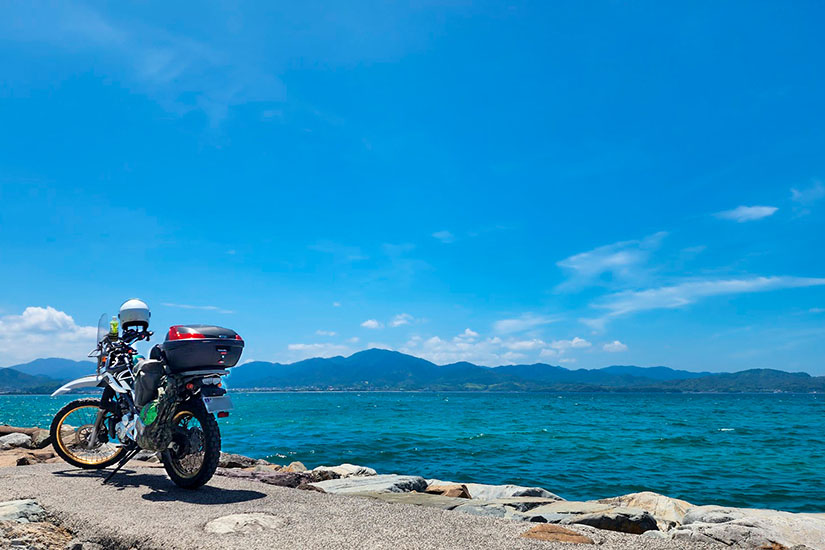 海とバイクの写真