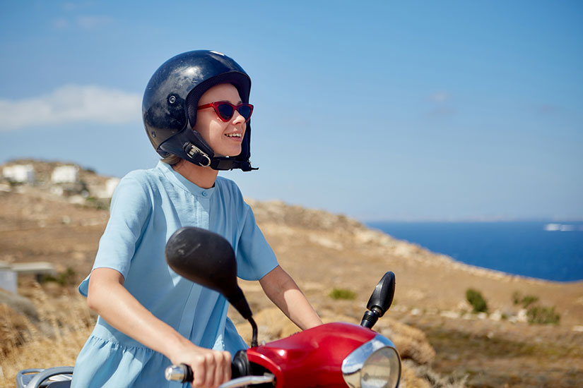 バイクに乗る女性の写真