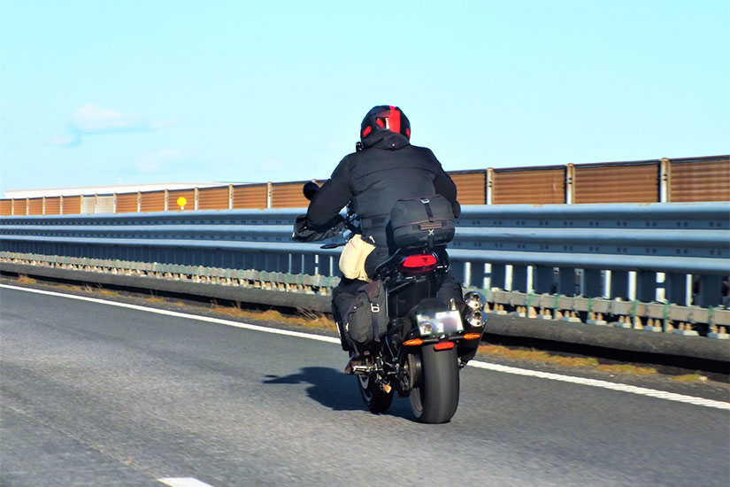 冬にバイク走行するライダー