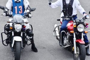 夏場にバイク免許の教習を受ける人のイメージ画像