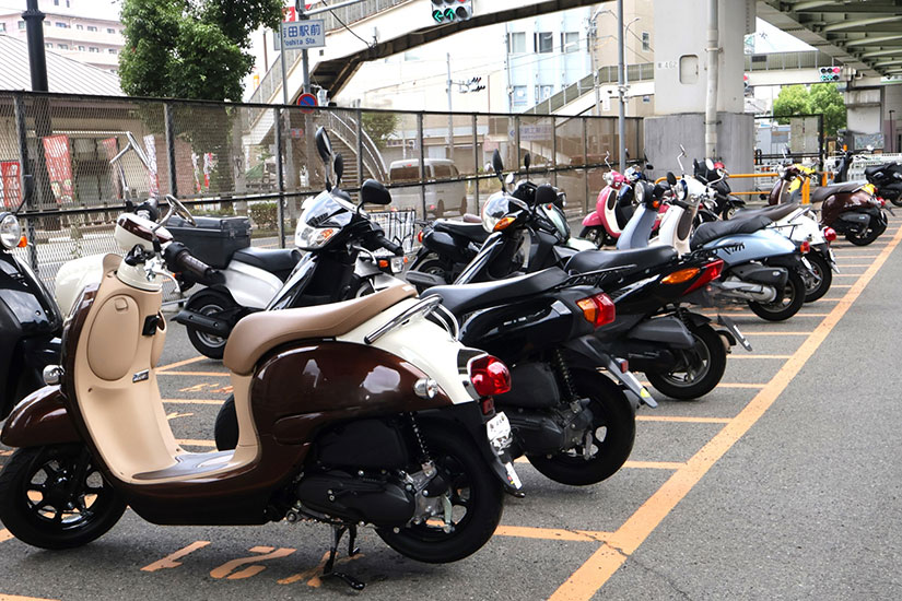 バイク専用駐車場の写真、7台バイクが並んでいる。